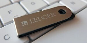 Une Ledger Nano sur un clavier