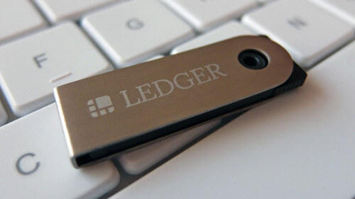 Une Ledger Nano sur un clavier